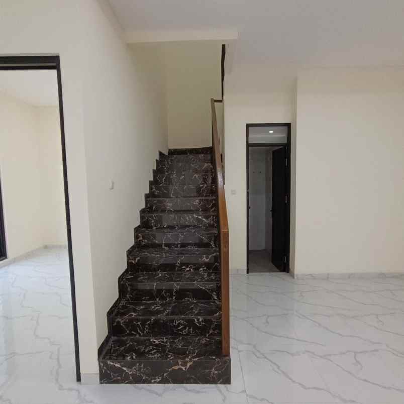 rumah baru gres mulyosari utara