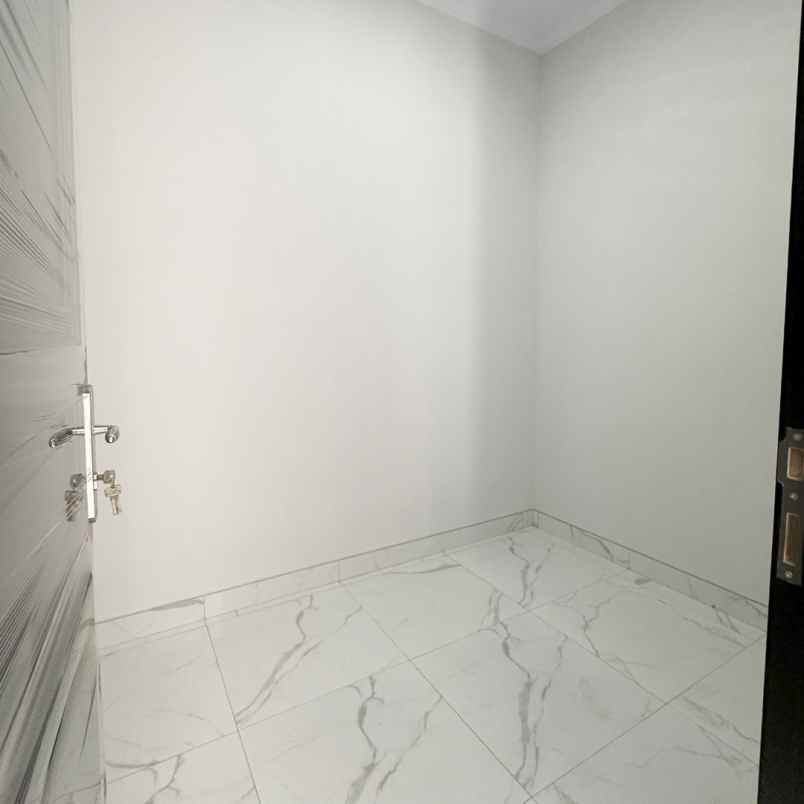 rumah cluster 2 lantai di kebagusan ada kolam renang