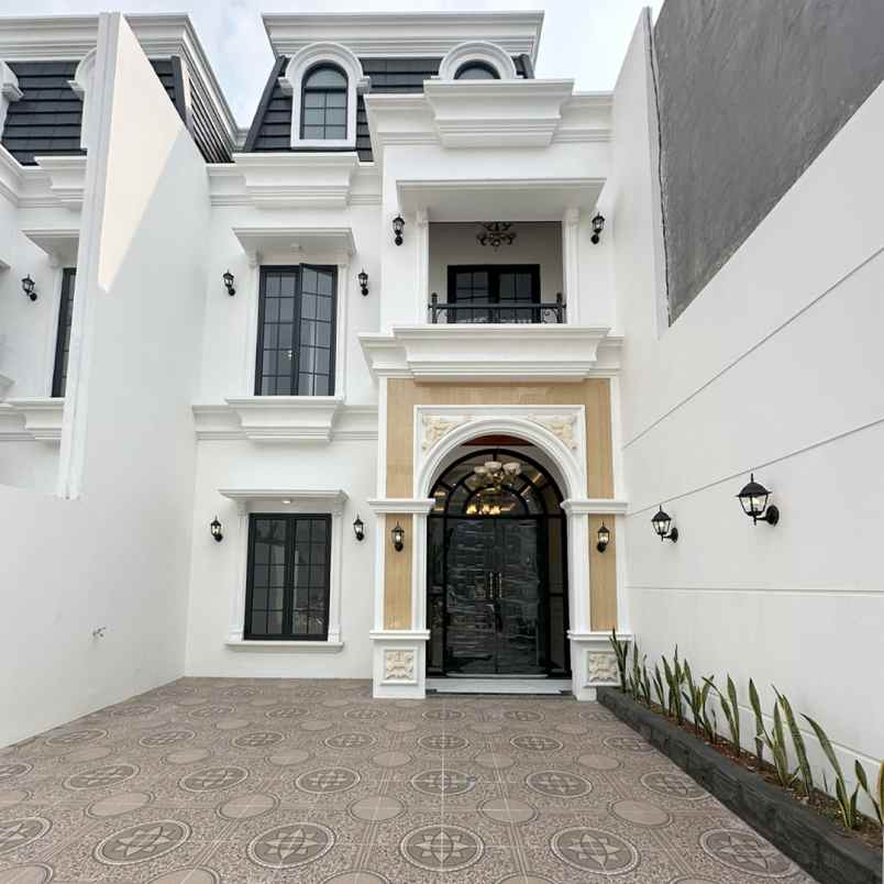 rumah cluster 2 lantai di kebagusan ada kolam renang