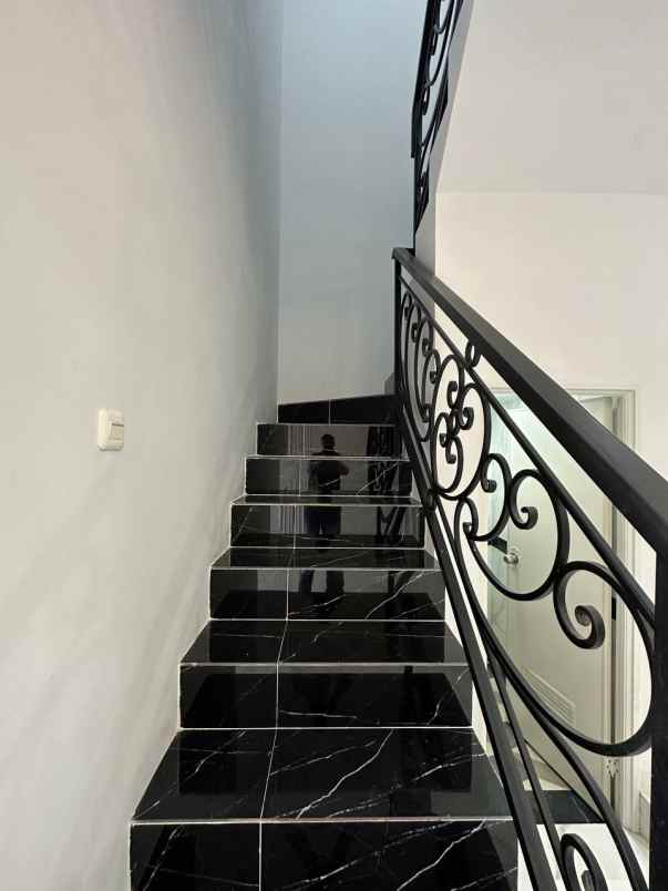 rumah di jaksel dekat jl andara raya tol brigif