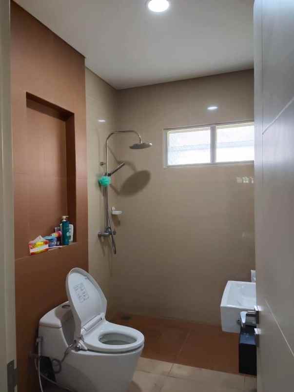 rumah emerald cove gading