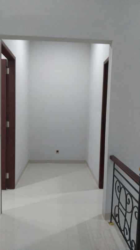 rumah jln raya kedoya