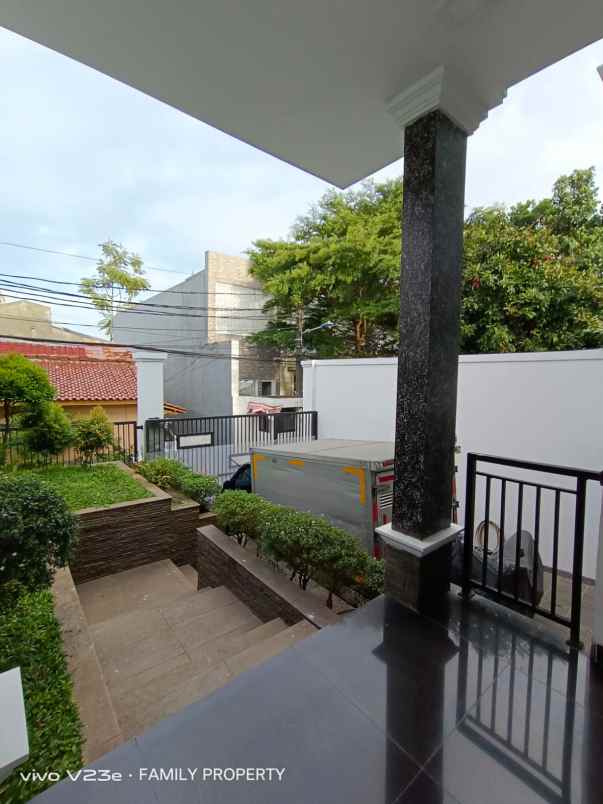 rumah jln raya kelapa dua jakarta