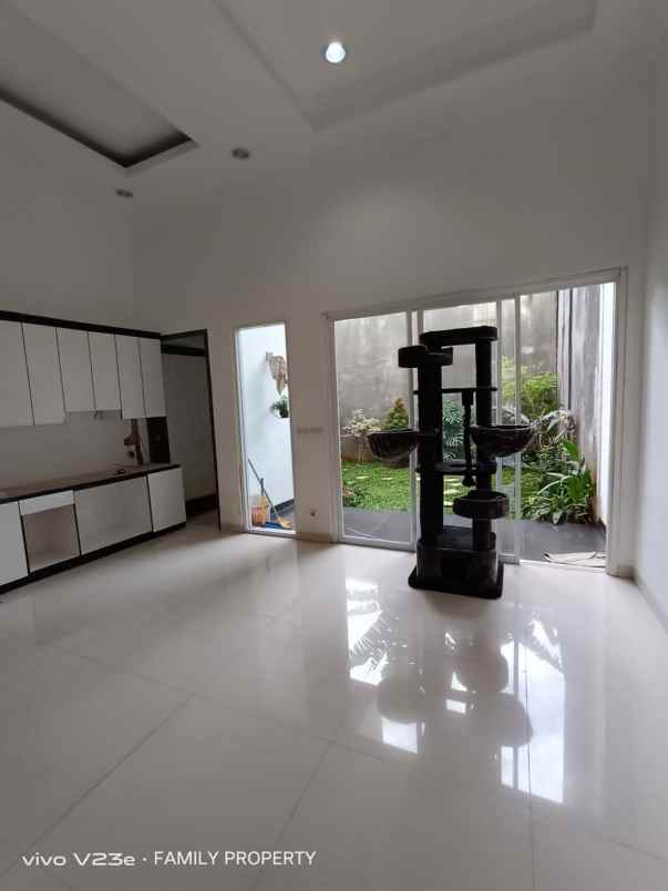 rumah jln raya kelapa dua jakarta