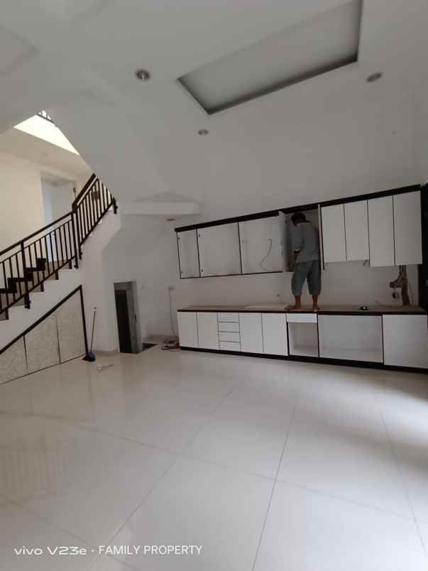 rumah jln raya kelapa dua jakarta