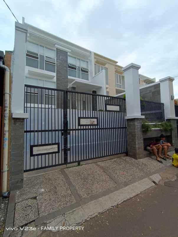 rumah jln raya kelapa dua jakarta