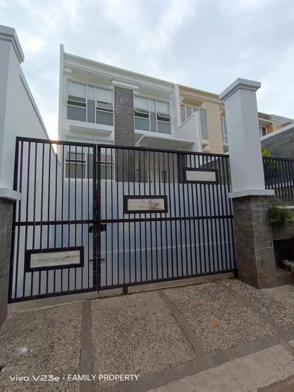 rumah jln raya kelapa dua jakarta