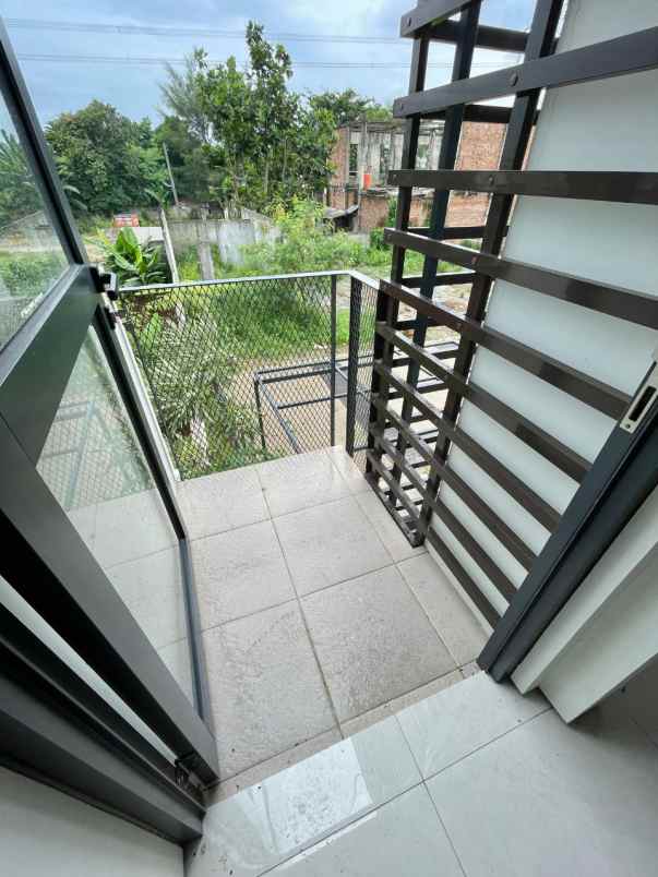 rumah kpr syariah 2 lantai strategis akses 2 mobil