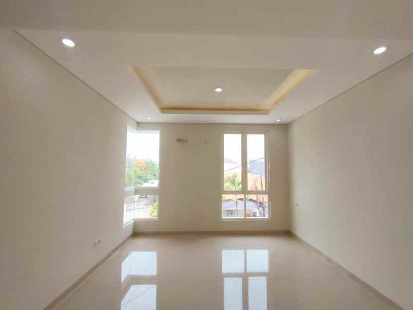 rumah manyar tirtoyoso selatan row 3 mobil