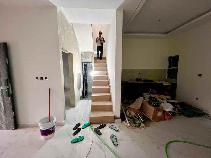 rumah mewah 2 lantai dekat terminal condong catur