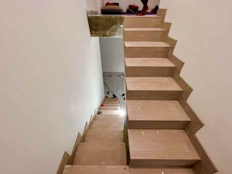 rumah mewah 2 lantai dekat terminal condong catur