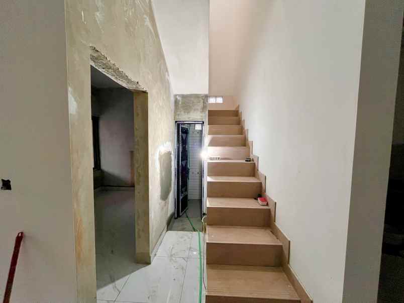 rumah mewah 2 lantai dekat terminal condong catur