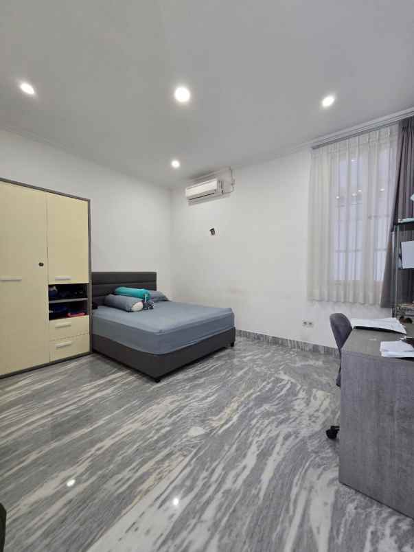 rumah mewah dengan private pool dan lift di condet