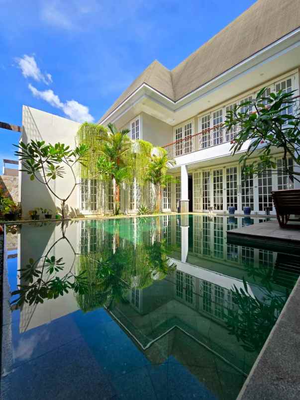 rumah mewah dengan private pool dan lift di condet