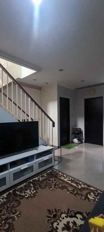 rumah nyaman dan strategis di the villas serpong