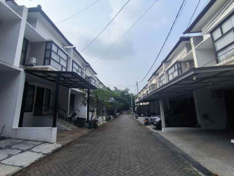 rumah nyaman dan strategis di the villas serpong
