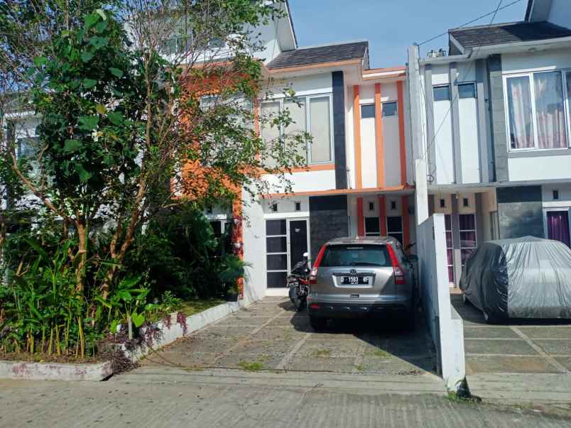 rumah sariwangi regency ada taman belakang