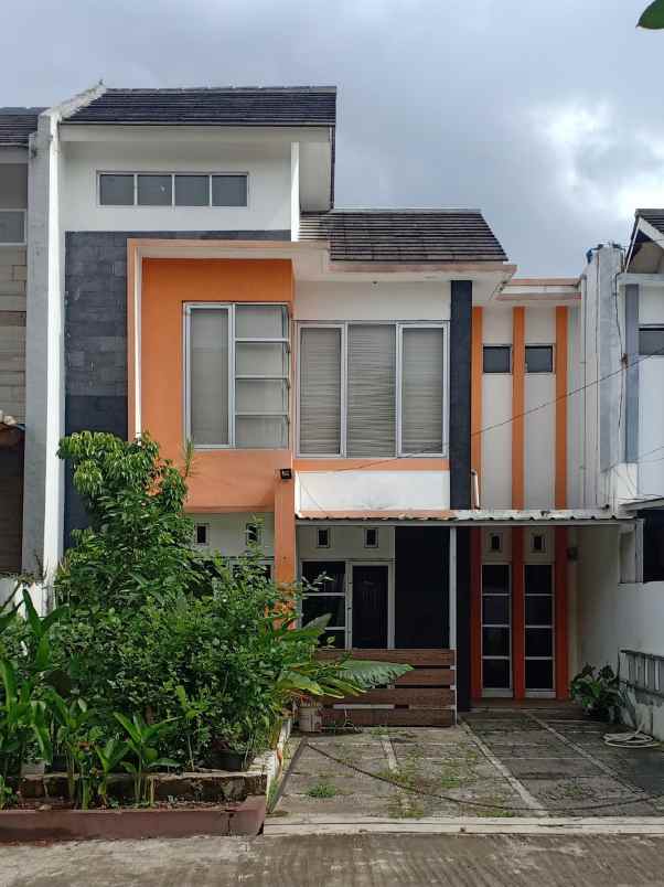 rumah sariwangi regency ada taman belakang