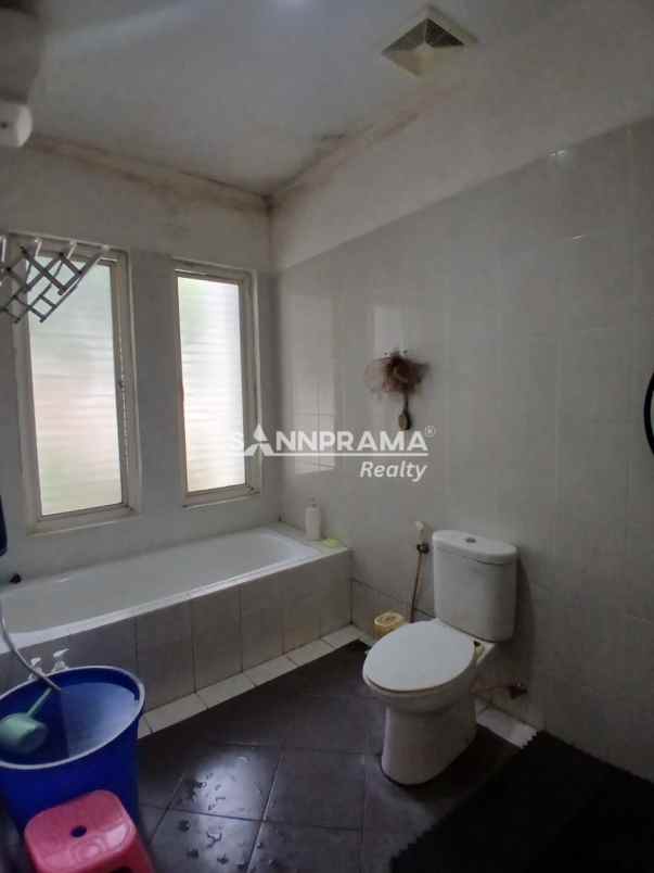 rumah second 2 lantai strategis di mampang hills depok