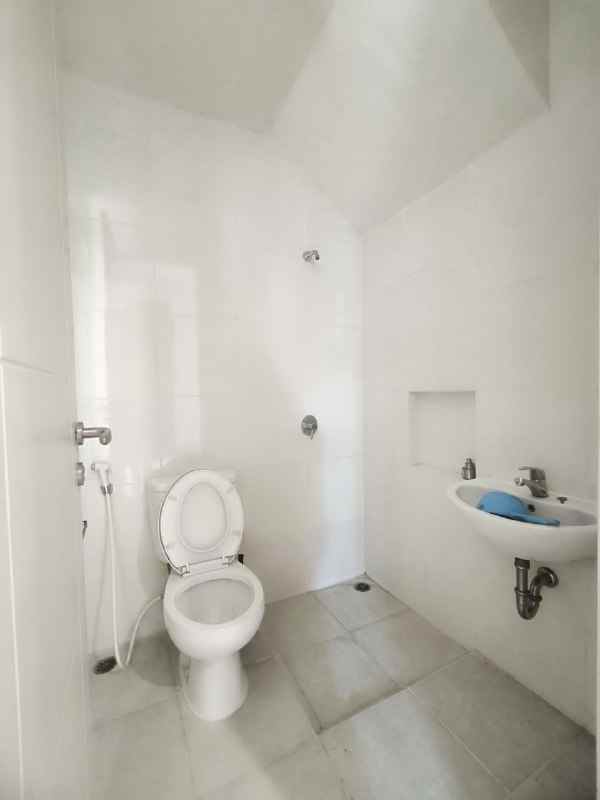 sewa rumah 2 lantai grand harvest dekat wiyung