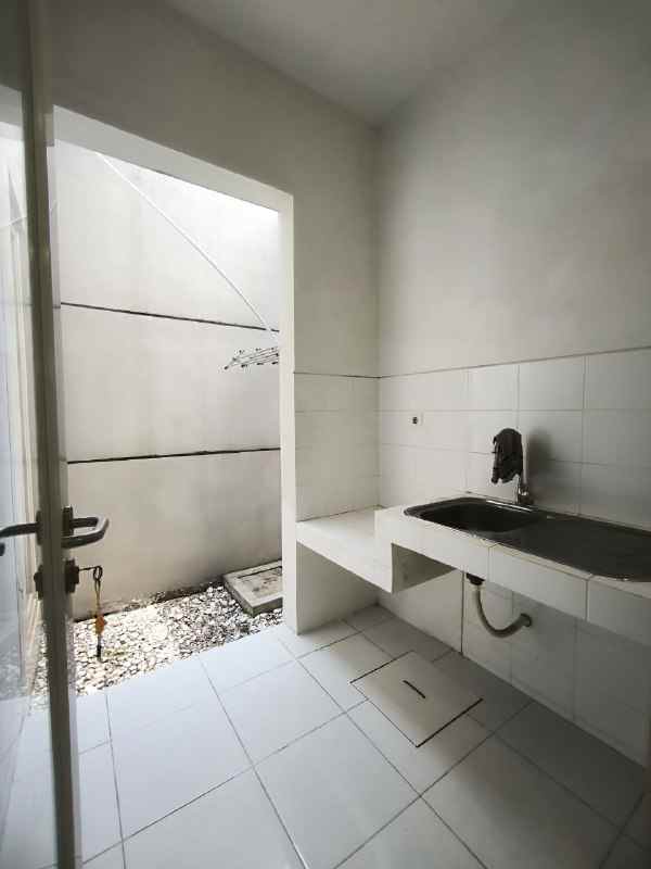 sewa rumah 2 lantai grand harvest dekat wiyung