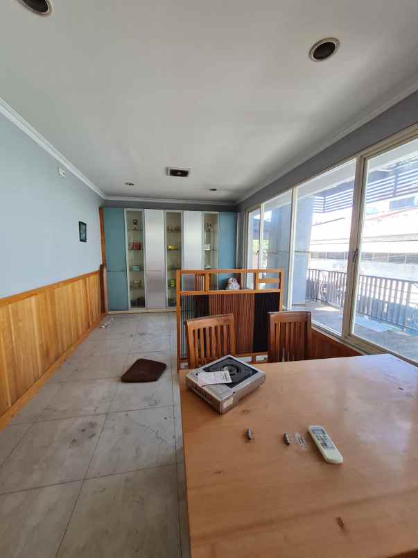 3 ruko connecting jadi 1 di mayjend sungkono 2 lantai