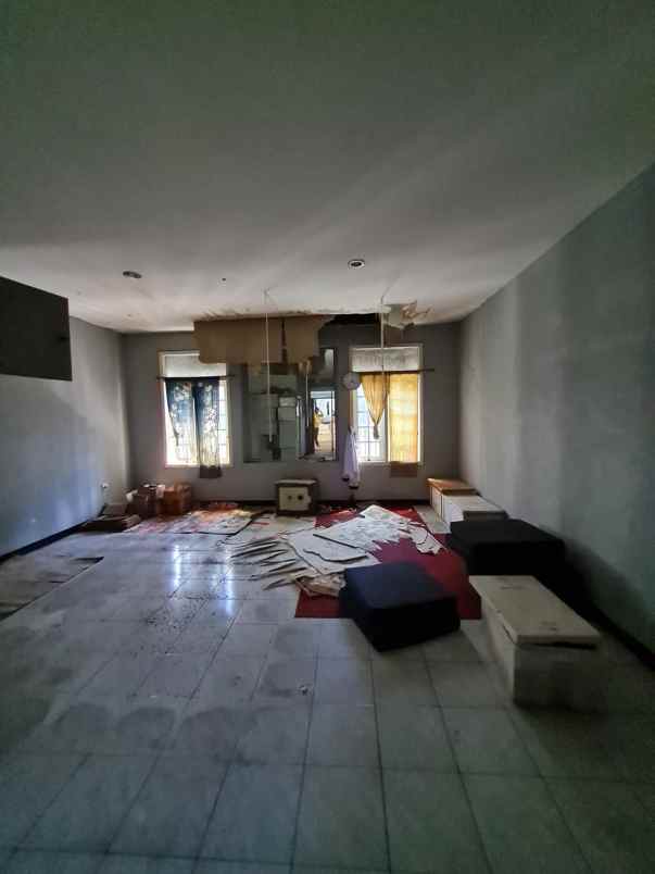 3 ruko connecting jadi 1 di mayjend sungkono 2 lantai
