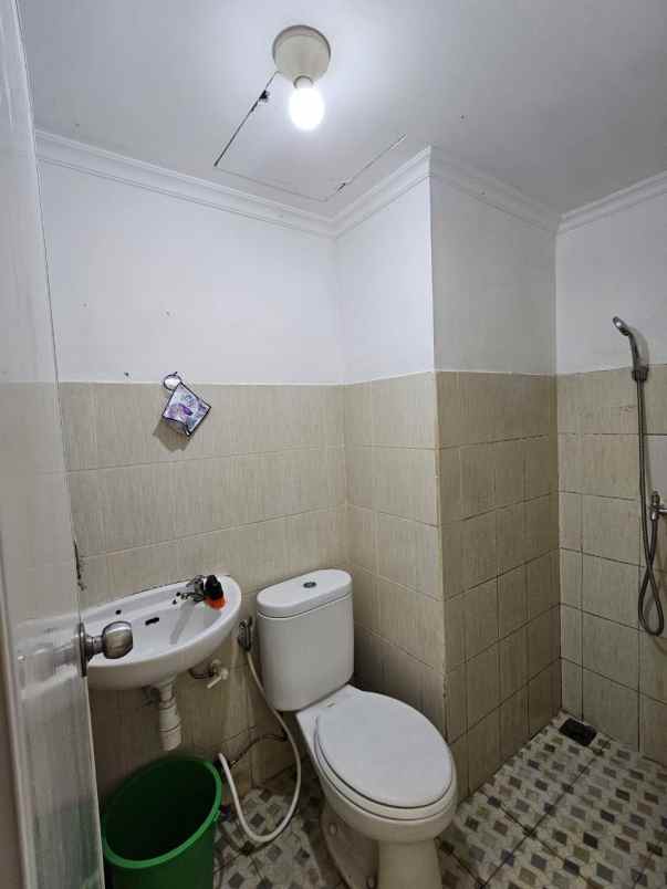 apartemen puncak kertajaya depan lift