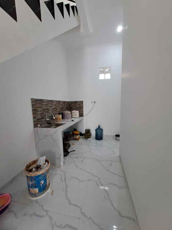 dijual rumah 2 lantai 900 an juta di cipedak jagakarsa