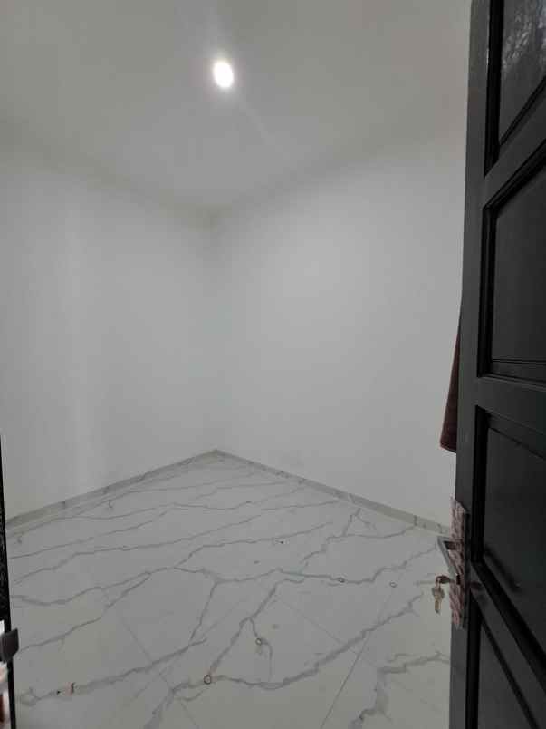 dijual rumah 2 lantai 900 an juta di cipedak jagakarsa