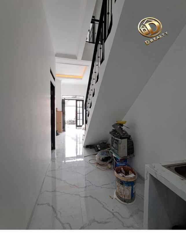 dijual rumah 2 lantai 900 an juta di cipedak jagakarsa