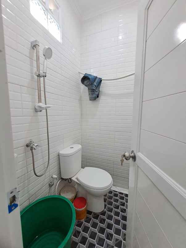 dijual rumah 2 lantai 900 an juta di cipedak jagakarsa