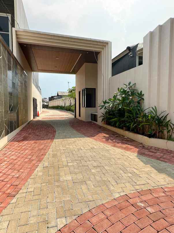 dijual rumah bambu apus cipayung