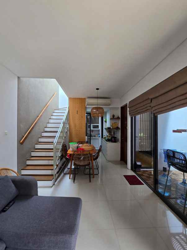 dijual rumah bambu apus jaktim