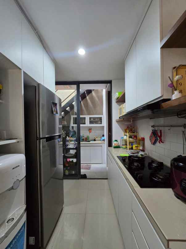 dijual rumah bambu apus jaktim