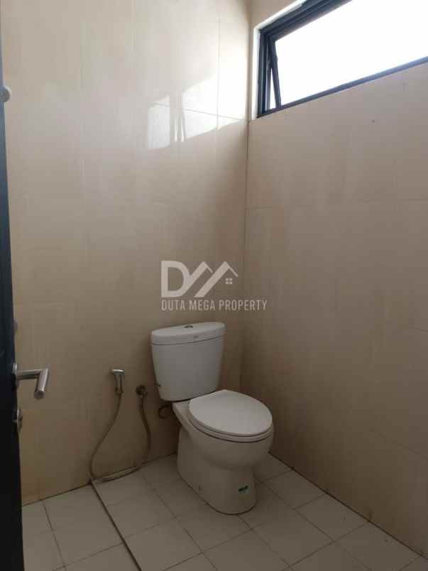 dijual rumah di graha raya