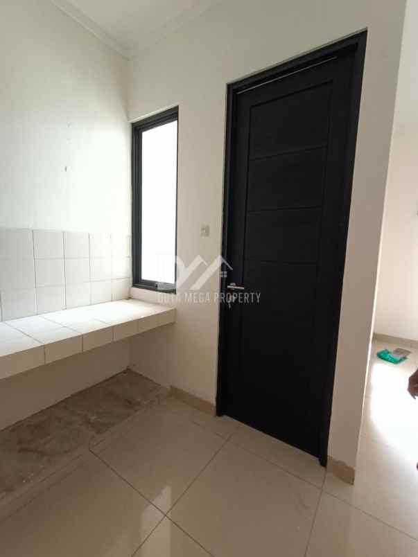 dijual rumah di graha raya