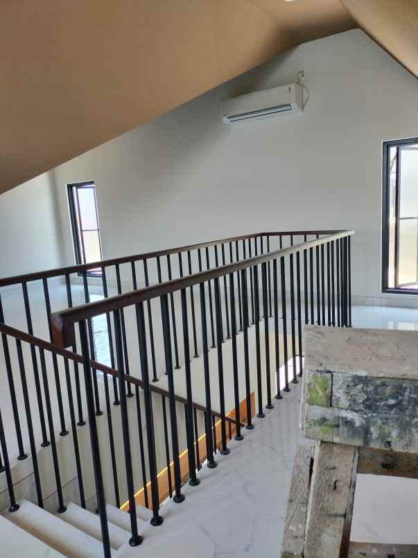 dijual rumah dian istana