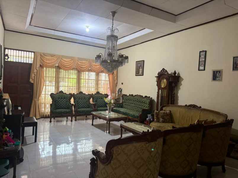 dijual rumah dijalan utama komplek lama di kayu putih