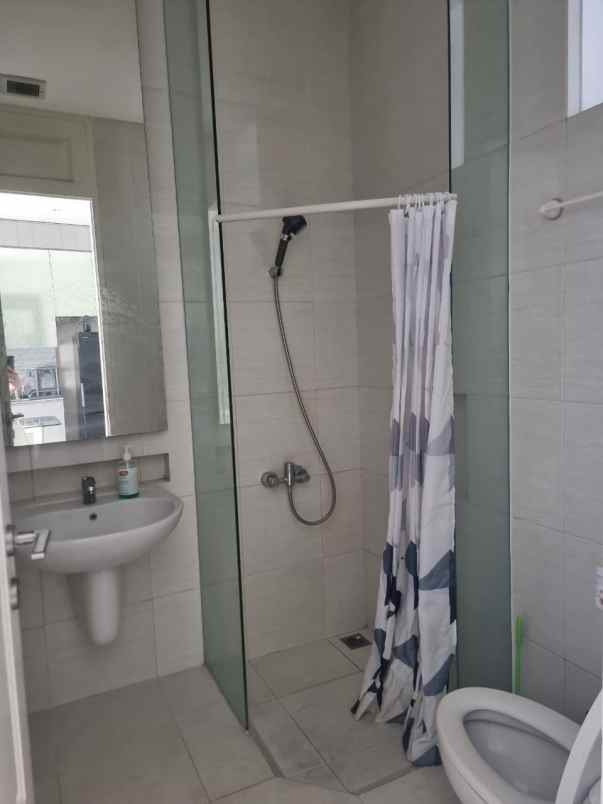 dijual rumah grand pakuwon