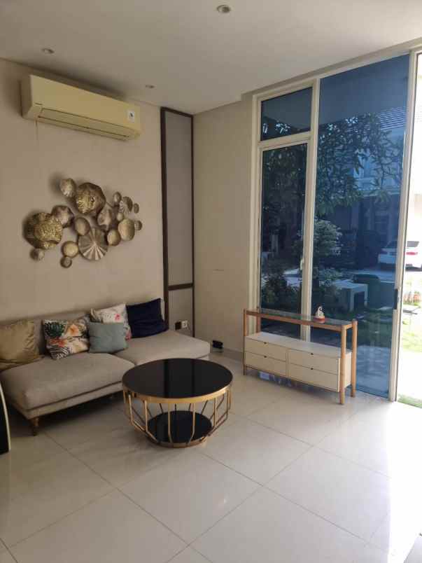 dijual rumah grand pakuwon