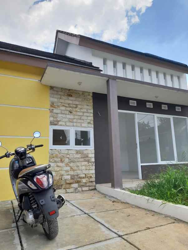 dijual rumah jalan kencana raya