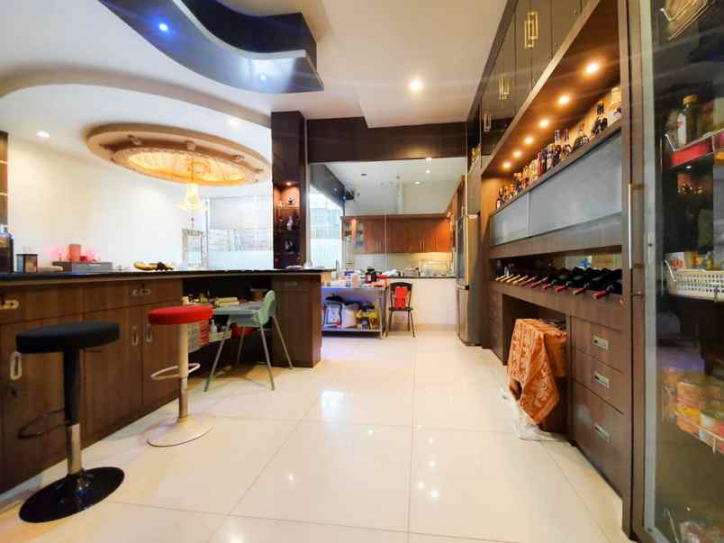 dijual rumah jalan kunyit darat medan