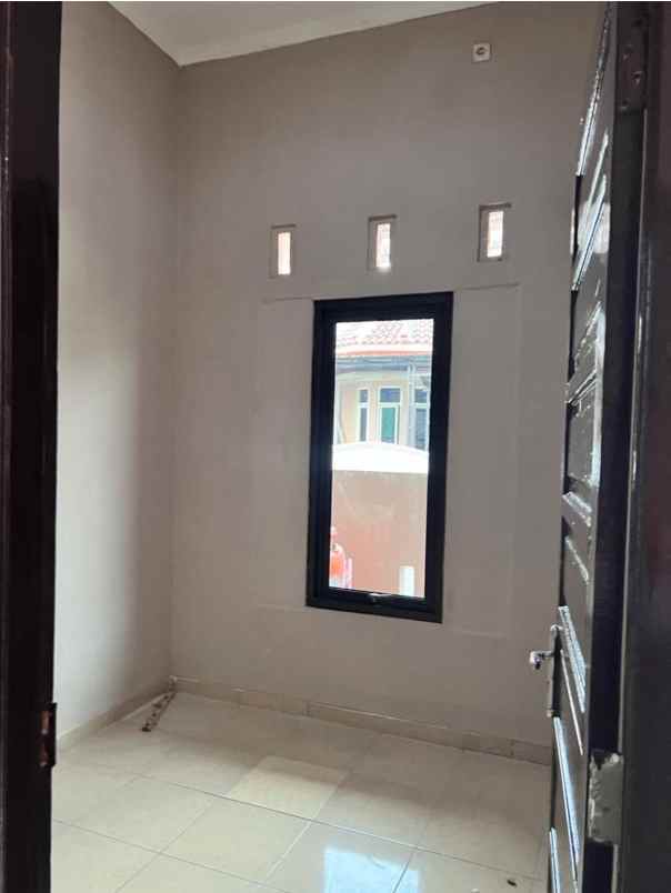 dijual rumah jalan merpati barat raya