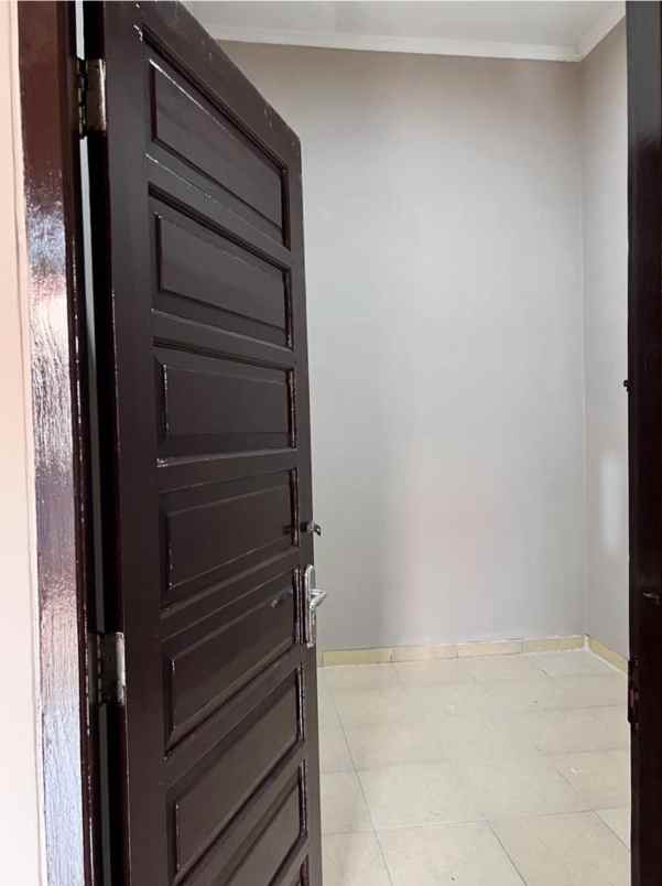 dijual rumah jalan merpati barat raya
