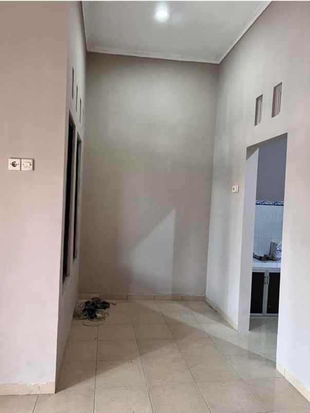 dijual rumah jalan merpati barat raya