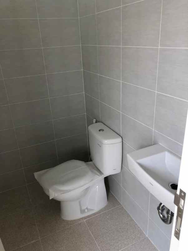 dijual rumah jalan north west lake