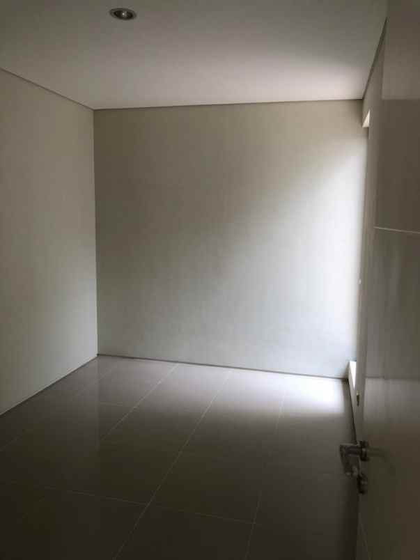 dijual rumah jalan north west lake