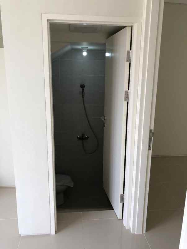 dijual rumah jalan north west lake