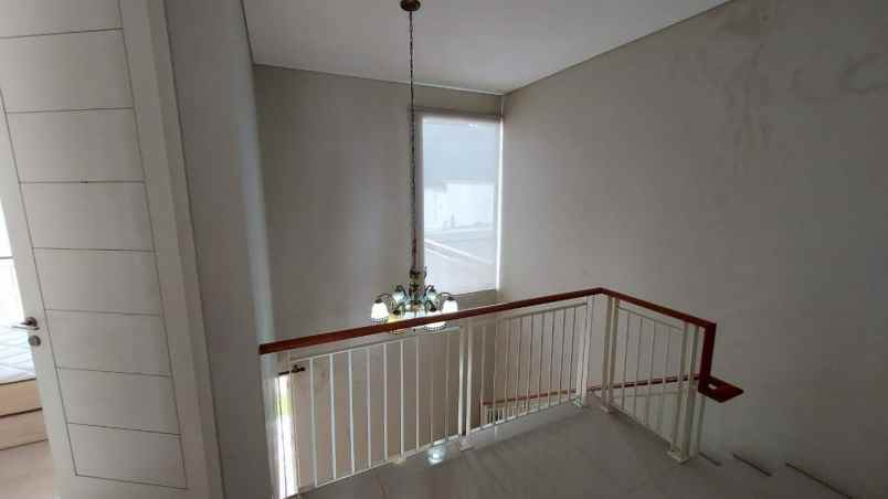 dijual rumah jalan pakuwon indah